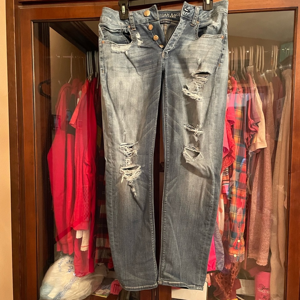 AE tomgirl distressed jeans. Sz 2